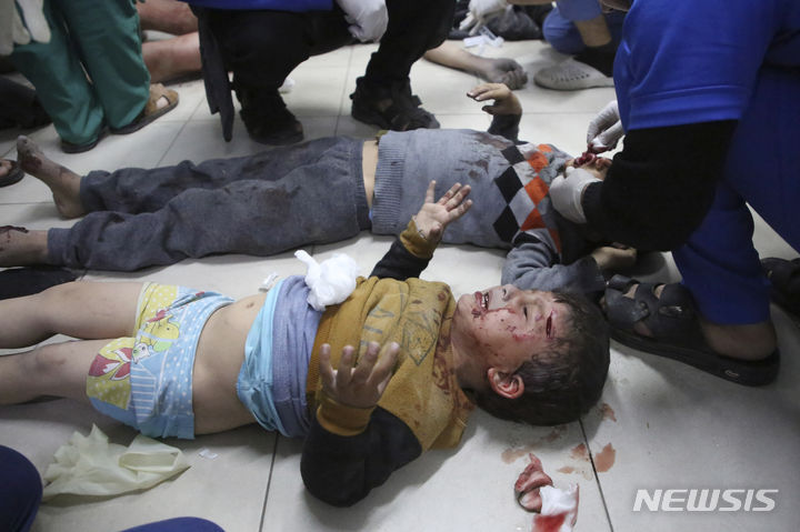 [라파(가자지구)=AP/뉴시스] 이스라엘이 지난 주말 사이 있었던 이란의 공습으로 인해 가자지구 최남단 라파에 대한 공격 계획을 연기했다고 15일(현지시간) CNN이 보도했다.﻿﻿ 사진은 이스라엘의 공습으로 부상을 당한 어린이들이 지난달 29일 가자지구 남부 라파의 한 병원에서 치료를 받는 모습. 2024.4.16