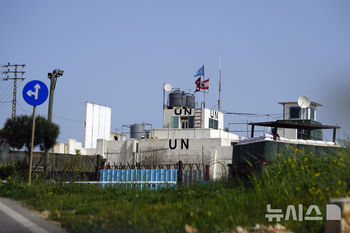 [마르카바=AP/뉴시스]레바논 남부 이스라엘 국경지대에 주둔한 유엔 평화유지군(UNIFIL)의 기지. 이스라엘군이 10일(현지시각) 레바논 남부 나쿠라 지역의 UNIFIL 초소를 공격해 유엔군 병사 2명이 부상하고 통신장비와 차량이 파괴된 것과 관련 프랑스, 이탈리아, 스페인 지도자들이 11일 공동성명을 내 비난했다. 2024.10.12.