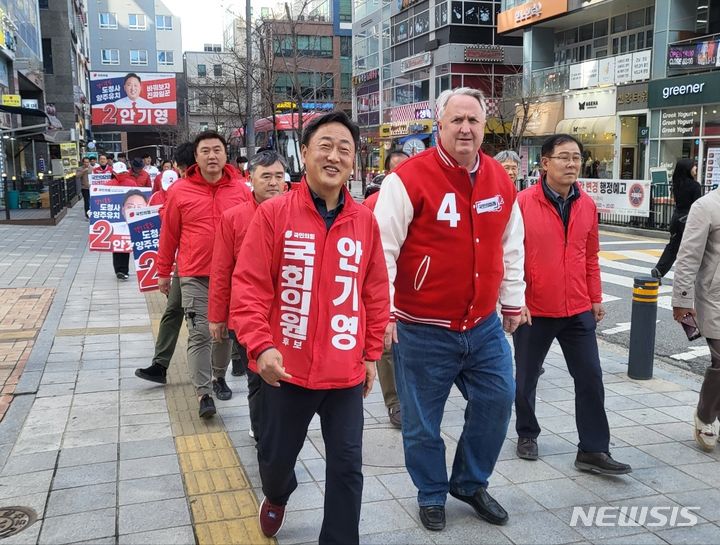 [양주=뉴시스] 4·10 총선 공식 선거운동 시작 후 첫 주말인 30일 동두천양주연천갑 국민의힘 안기영 후보가 국민의미래 인요한 선거대책위원장과 거리 인사를 하고 있다.(사진=안기영 후보 캠프 제공) 2024.03.30 photo@newsis.com 