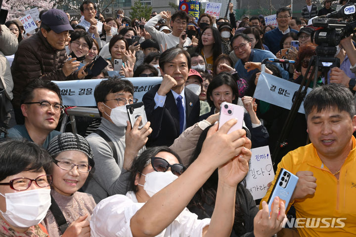 [광주=뉴시스] 이영주 기자 = 조국 조국혁신당 대표가 30일 오후 광주 서구 풍암호수공원을 찾아 지지자들과 기념사진을 촬영하고 있다. 2024.03.30. leeyj2578@newsis.com