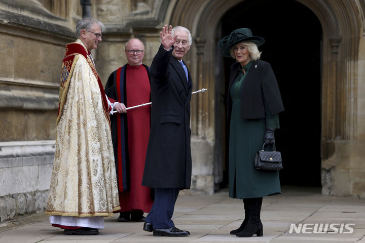 [런던=AP/뉴시스] 찰스 3세 영국 국왕과 카밀라 왕비가 지난달 31일(현지시각) 런던 인근에 위치한 윈저성 성 세인트 조지 예배당에서 열린 왕실 부활절 예배에 참석하며 손인사를 하고 있다. 2024.04.01.