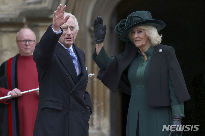 [런던=AP/뉴시스] 찰스 3세 영국 국왕과 카밀라 왕비가 지난달 31일(현지시각) 런던 인근에 위치한 윈저성 성 세인트 조지 예배당에서 열린 왕실 부활절 예배에 참석하며 손인사를 하고 있다. 2024.04.01.