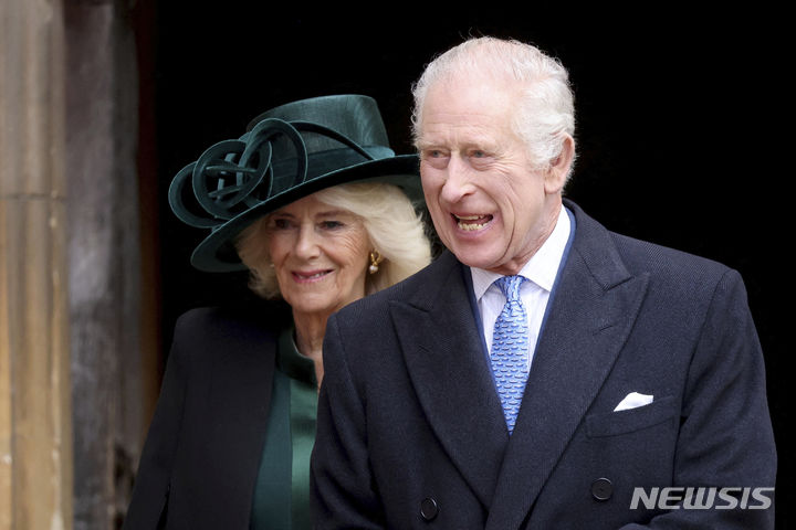 [런던=AP/뉴시스] 찰스 3세 영국 국왕과 카밀라 왕비가 지난달 31일(현지시각) 런던 인근에 위치한 윈저성 성 세인트 조지 예배당에서 열린 왕실 부활절 예배 참석 후 차량으로 이동하고 있다. 2024.04.01.