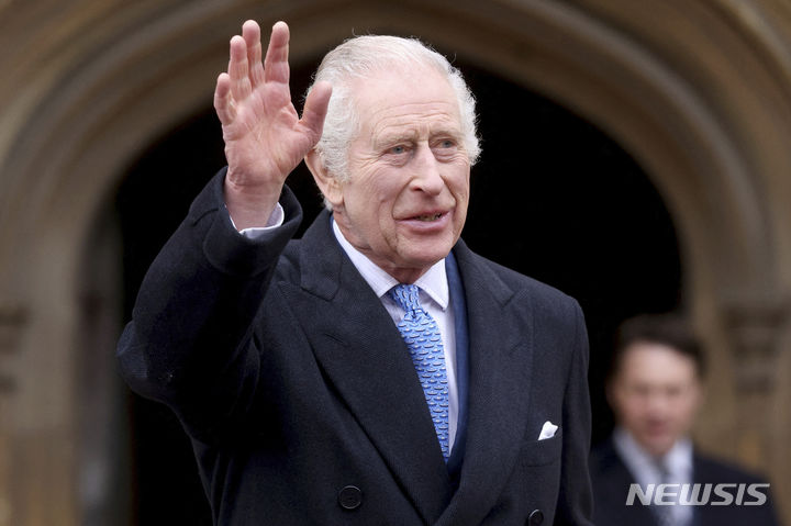 [런던=AP/뉴시스] 찰스 3세 영국 국왕이 지난달 31일(현지시각) 런던 인근에 위치한 윈저성 성 세인트 조지 예배당에서 열린 왕실 부활절 예배에 참석하며 손인사를 하고 있다. 2024.04.27.