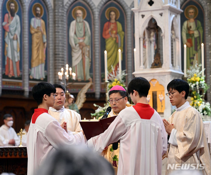 [서울=뉴시스] 사진공동취재단= 31일 오후 서울 중구 명동성당에서 '주님 부활대축일 낮미사'가 진행되고 있다. 2024.03.31. photo@newsis.com