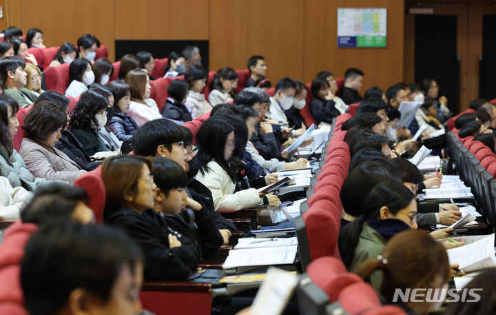 [서울=뉴시스] 권창회 기자 = 31일 오후 서울 종로구 성균관대학교 새천년홀에서 열린 종로아카데미 주최 ‘의대 모집정원 확대에 따른 향후 대학입시영향력 분석 설명회’에서 학부모들이 자료를 살펴보고 있다. 2024.03.31. kch0523@newsis.com