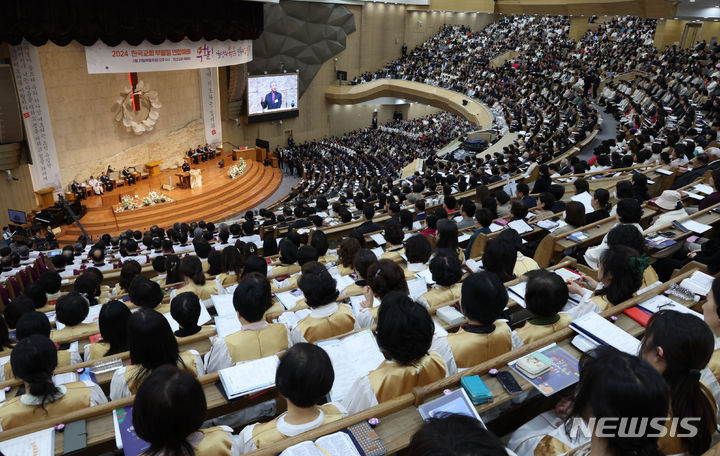 [서울=뉴시스] 조수정 기자 = 부활절인 31일 서울 강동구 소재 명성교회에서 '부활, 생명의 복음 민족의 희망!'을 주제로 '2024 한국교회부활절연합예배'가 열리고 있다. (대통령실통신사진기자단) 2024.03.31. chocrystal@newsis.com