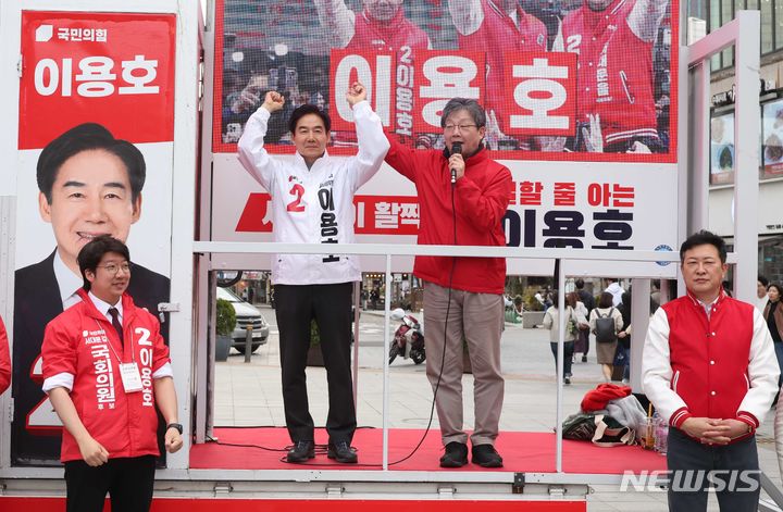 [서울=뉴시스] 조성봉 기자= 유승민 전 국민의힘 의원이 지난달 31일 오후 서울 서대문구 신촌 유플렉스 앞에서 이용호(서대문갑) 후보의 선거 지원유세를 하고 있다. 2024.03.31. suncho21@newsis.com