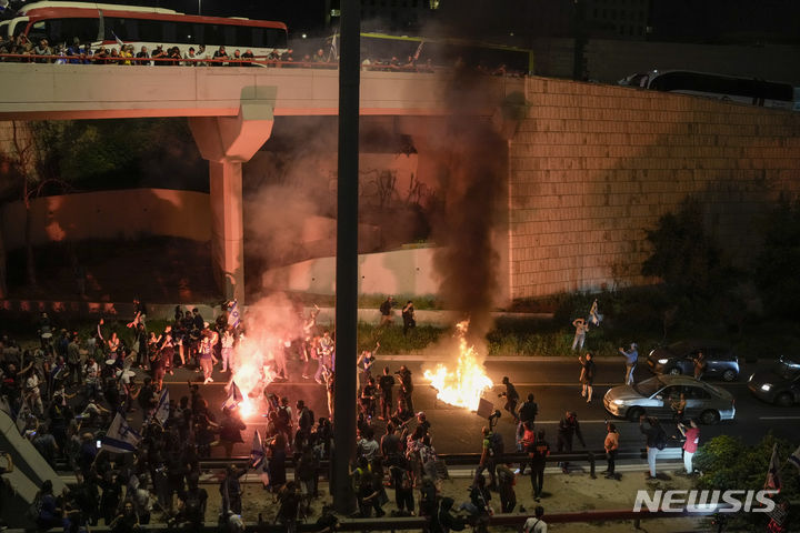 [예루살렘=AP/뉴시스] 31일(현지시각) 이스라엘 예루살렘 크네세트(의회) 인근에서 반 정부 시위가 벌어지고 있다. 이날 시위에는 10만 명의 시민이 참여했다고 주최측이 밝혔다. 2024.04.01