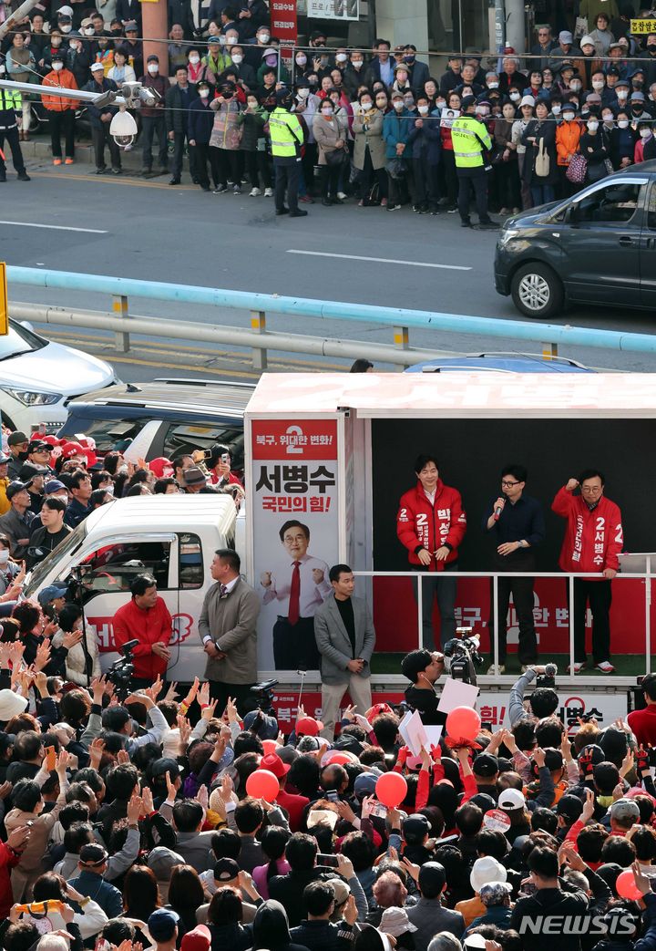 [부산=뉴시스] 하경민 기자 = 한동훈 국민의힘 비상대책위원장이 1일 부산 북구 구포시장 인근을 방문, 제22대 국회의원 선거 서병수(부산 북구갑)·박성훈(부산 북구을) 후보들의 지지를 호소하고 있다. 2024.04.01. yulnetphoto@newsis.com