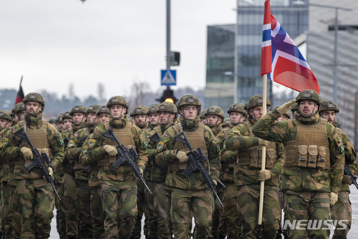 [AP/뉴시스] 2023년 11월 노르웨이 군인들이 발틱해의 리투아니아 수도 빌니우스에서 국군의 날 퍼레이드에 초청해 행진하고 있다