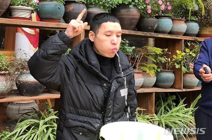 중국의 30대 남성이 4.5리터(ℓ)의 물을 마신 뒤 5분51초간 입으로 물을 내뿜어 기네스 세계 기록(Guinness World Records, 기네스북)을 경신했다. 출처 :@guinnessworldrecords *재판매 및 DB 금지