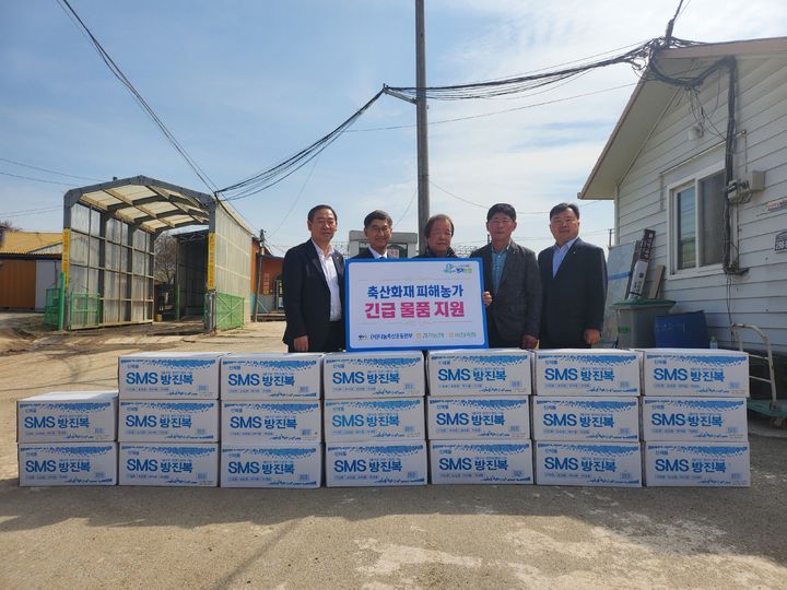 [수원=뉴시스] 경기농협과 이천축협이 2일 나눔축산운동본부 경기도지부와 함께 축사 화재 피해 농가에 물품을 지원했다. (사진=경기농협 제공) 2024.04.02. photo@newsis.com *재판매 및 DB 금지