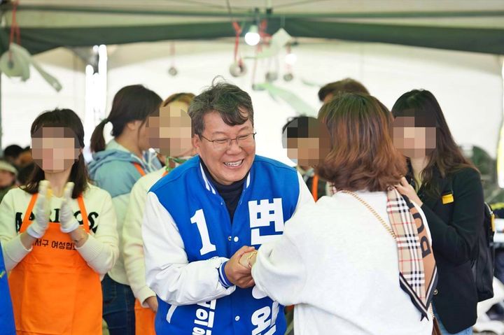 [부산=뉴시스] 더불어민주당 변성완 후보가 유권자를 만나 인사를 하고 있다. (사진=변성완 후보 캠프 제공) 2024.04.02. photo@newsis.com *재판매 및 DB 금지