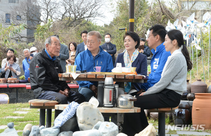 [울산=뉴시스] 배병수 기자 = 문재인 전 대통령이 김정숙 여사와 2일 오전 울산 동구 동립운동가 성세빈 선생 생가를 방문해 후손인 성낙진씨와 대화를 나누고 있다. 2024.04.02. bbs@newsis.com