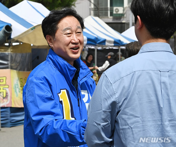 [수원=뉴시스] 김종택기자 = 제22대 국회의원선거 수원정에 출마한 김준혁 더불어민주당 후보가 2일 경기도 수원시 매탄동에서 시민들에게 인사하며 지지를 호소하고 있다. 2024.04.02. jtk@newsis.com