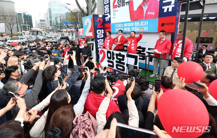 [대전=뉴시스] 추상철 기자 = 한동훈 국민의힘 비상대책위원장이 2일 오후 대전 서구 타임월드 앞에서 열린 ‘국민의힘으로 서구살리기’ 지원유세에서 조수연(오른쪽 세번째) 대전 서구갑, 양홍규(왼쪽) 대전 서구을 후보의 지지를 호소하고 있다. 2024.04.02. scchoo@newsis.com