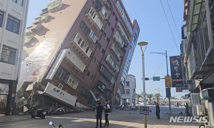 [화롄=AP/뉴시스] 3일(현지시각) 대만 TVBS의 영상 사진에 대만 동부 화롄현의 한 건물이 이날 발생한 강진으로 일부 붕괴하며 크게 기울어져 있다. 2024.04.03.
