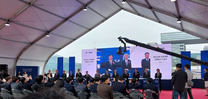 [성남=뉴시스] 3일 경기도 성남시 분당구 삼평동 641번지에서 ‘판교641프로젝트’ 기공식이 비공개로 개최됐다. 사진은 기공식에서 박병무 엔씨 공동대표, 구현범 엔씨 COO 등이 스크린에 비춰진 모습.(사진=최은수 기자).2024.04.03 *재판매 및 DB 금지