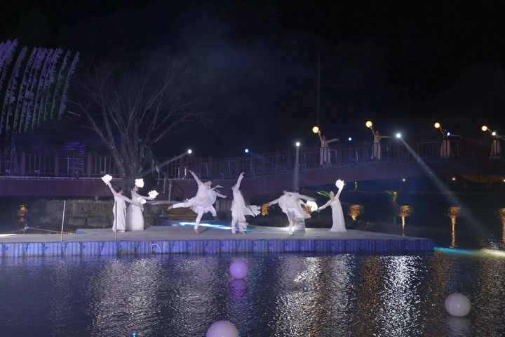 [영암=뉴시스] 영암왕인문화축제 상대포 실경산수 '월인천강' 공연. (사진=영암군 제공) 2024.04.03. photo@newsis.com *재판매 및 DB 금지