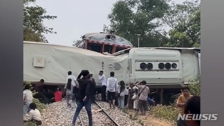 캄보디아에서 버스기사의 무리한 주행으로 버스와 열차가 충돌하는 사고가 발생했다. 수십명의 부상자가 발생한 가운데, 사고를 낸 버스기사는 혼자 도망쳐 공분을 샀다. 출처 : @docnhanh *재판매 및 DB 금지