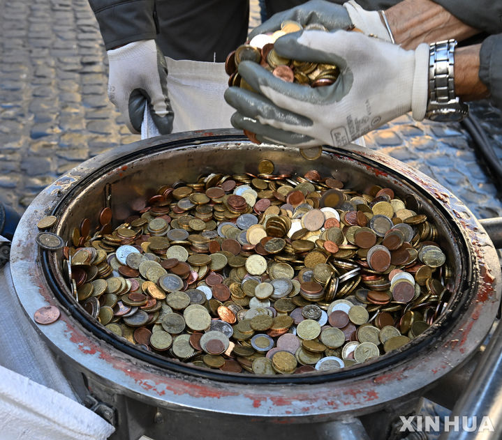 [로마=신화/뉴시스] 2일(현지시각) 이탈리아 로마시 근로자들이 트레비 분수에서 수거한 동전을 한곳에 모으고 있다. 행운을 기원하는 동전 던지기로 유명한 트레비 분수에서는 매달 여러 번에 걸쳐 동전 수거 작업이 이뤄지는 데 이렇게 모인 동전은 자선단체에 기부된다. 2024.04.03.