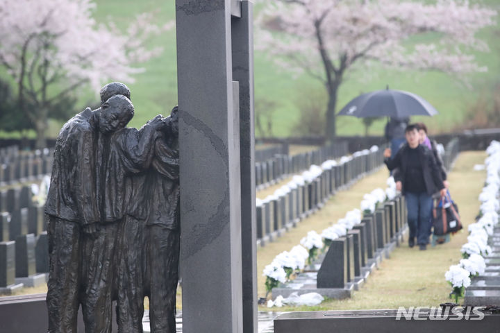 [제주=뉴시스] 우장호 기자 = 제76주년 4·3희생자 추념일인 3일 오전 제주시 봉개동 제주4·3평화공원 행방불명인 묘역에서 유족들이 희생자의 넋을 기리고 있다. (사진=제주도사진기자회) 2024.04.03. woo1223@newsis.com