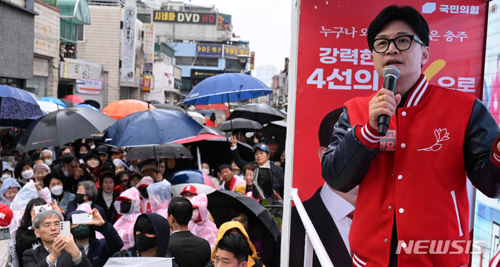 [충주=뉴시스] 조성봉 기자 = 한동훈 국민의힘 비상대책위원장이 3일 오전 충북 충주시 성서 차없는거리에서 이종배 충주시 후보의 지지를 호소하고 있다. 2024.04.03. (공동취재) photo@newsis.com