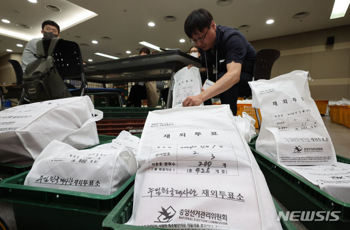 [인천공항=뉴시스] 황준선 기자 = 3일 오전 인천국제공항 국제우편물류터에서 중앙선거관리위원회와 우정사업본부 직원들이 외교행낭을 통해 회송된 제22대 국회의원 선거 재외투표지의 확인 및 분류 작업을 하고 있다. 2024.04.03. hwang@newsis.com