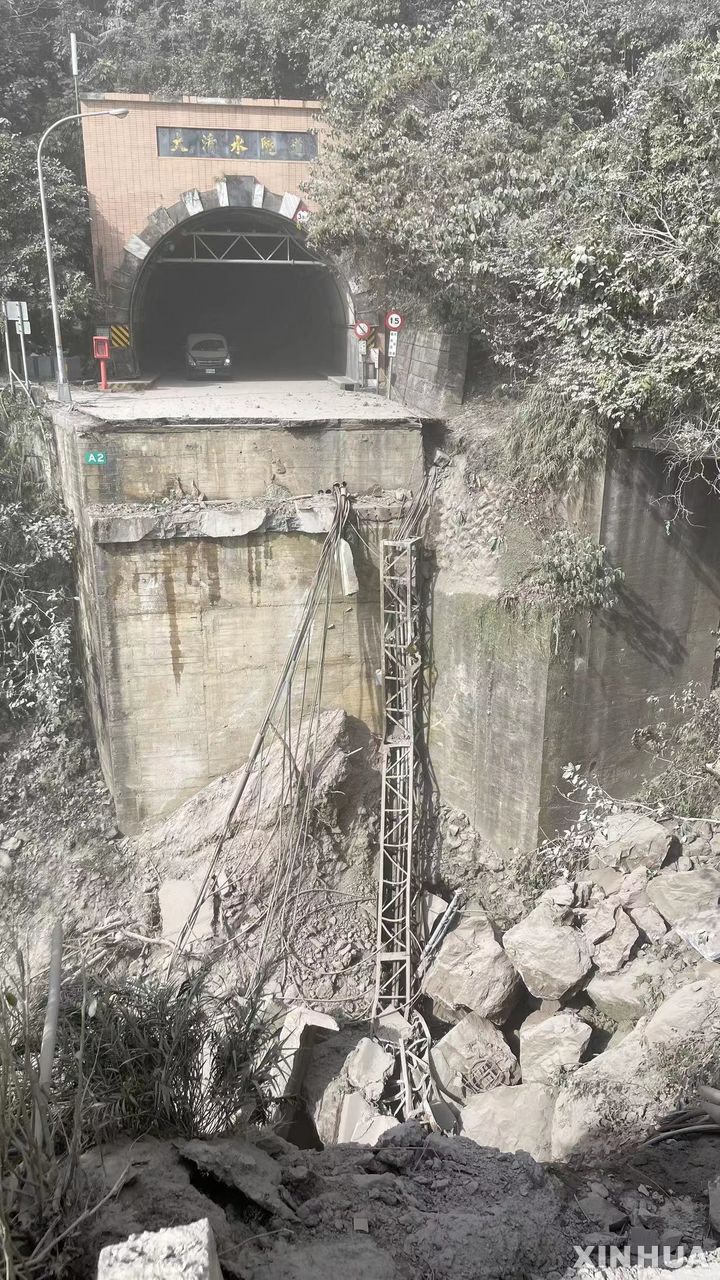 [타이베이=AP/뉴시스] 타이베이 동부 화롄 근해에서 3일 발생한 규모 7.2 강진으로 인해 연결도로가 유실되면서 다칭수이에 있는 진원터널을 지나던 차량들이 오도가도 못한 채 갇혔다. 2024.04.03 