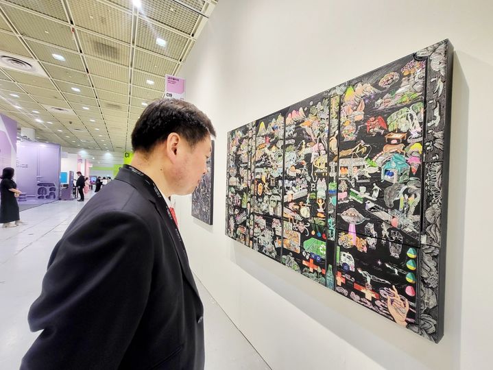 [사진=박현주미술전문기자=금산갤러리에서 출품한 김은진의 자개회화가 2024 화랑미술제에서 눈길을 끌고 있다. 작품가격은 6000만원이다. *재판매 및 DB 금지