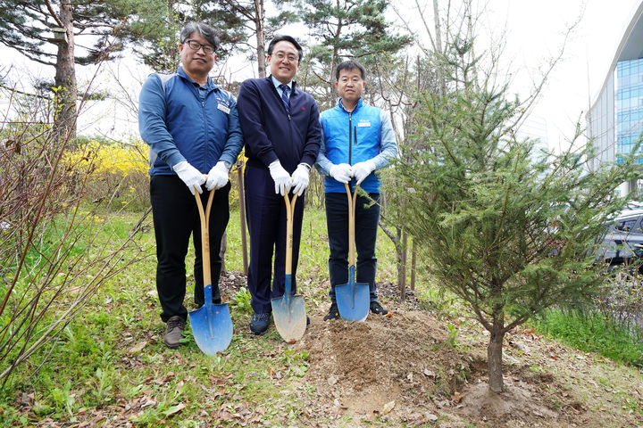 강도형 해수부 장관, 세종청사 나무심기 행사 개최