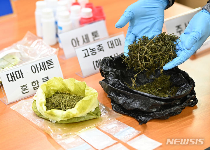 [수원=뉴시스] 김종택기자 = 경기남부경찰청 마약범죄수사대는 4일 마약류관리법위반 혐의로 30대 러시아인 A씨 등 2명을 구속하고 1명을 불구속 입건했다. 이들은 경기 안산시 한 다세대주택에 월세방을 얻고, 그 안에서 대마와 화학약품을 이용해 '해시시'라는 마약을 제조한 뒤 이른바 '던지기 수법'을 통해 유통한 것으로 확인됐다. 또한 마약을 만들면서 신종 마약인 '메페드론'을 투약하기도 했다. 사진은 이날 공개된 마약 압수품. 2024.04.04. jtk@newsis.com
