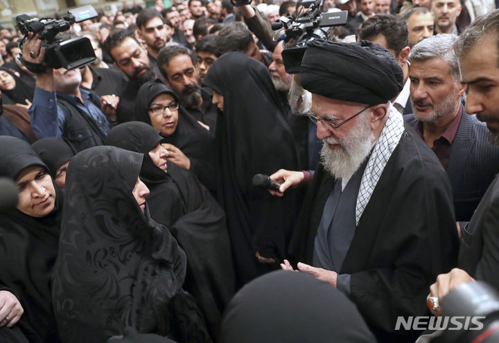 [테헤란=AP/뉴시스] 이란 최고지도자실이 공개한 사진에 아야톨라 알리 하메네이 이란 최고지도자가 4일(현지시각) 이란 테헤란에서 열린 이란 혁명수비대(IRGC) 대원들의 장례식에 참석해 유가족들과 인사를 나누고 있다. 이들은 지난 1일 이스라엘의 시리아 주재 이란 영사관 공습으로 숨졌다. 2024.04.05.