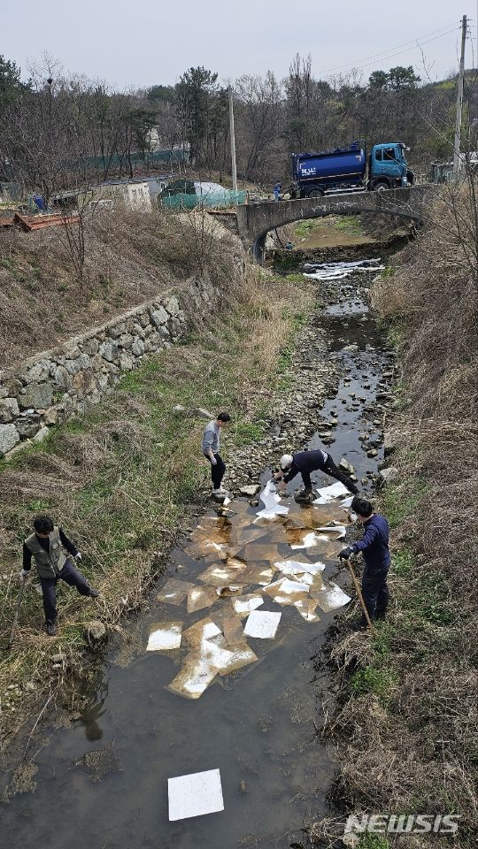 [포항=뉴시스] 안병철 기자 = 지난 2일 오전 11시30분께 경북 포항시 남구 오천읍에 위치한 미군부대 내에서 경유 4t이 외부로 유출돼 하천에 유입됐다. (사진=독자 제공) 2024.04.05. photo@newsis.com