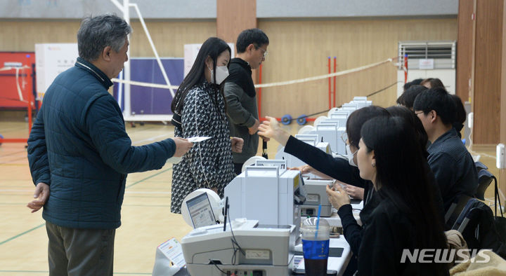 [전주=뉴시스] 김얼 기자 = 제22대 국회의원선거 사전투표 첫 날인 5일 전북 전주시 덕진구 송천동 에코데시앙 7블럭아파트 내 송천1동 사전투표소가 투표를 하기 위해 몰린 유권자들로 북적이고 있다. 2024.04.05. pmkeul@newsis.com