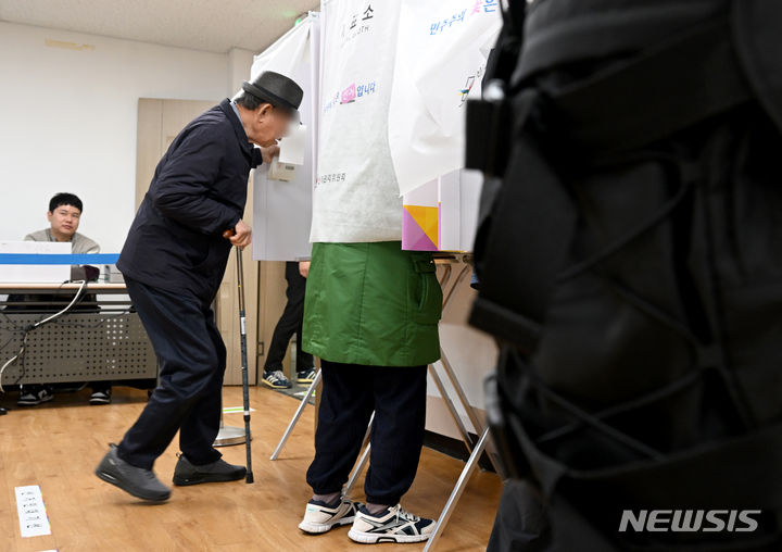 [광주=뉴시스] 김혜인 기자 = 제22회 국회의원선거 사전투표 첫날인 5일 오전 광주 남구 주월1동 한 경로당에 마련된 투표소에서 지팡이를 짚은 유권자가 기표소로 향하고 있다. 2024.04.05. hyein0342@newsis.com