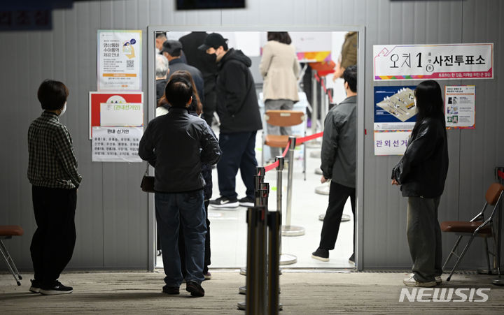 [광주=뉴시스] 이영주 기자 = 제22대 총선 사전투표 첫날인 5일 오전 광주 북구 오치1동행정복지센터에 마련된 사전투표소에서 유권자들이 차례를 기다리고 있다. 2024.04.05. leeyj2578@newsis.com