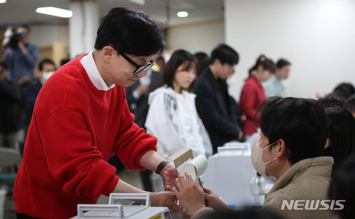 [서울=뉴시스] 추상철 기자 = 제22대 국회의원선거 사전투표 첫날인 5일 한동훈 국민의힘 비상대책위원장이 서울 서대문구 신촌동주민센터에서 투표용지를 받고 있다. (공동취재) 2024.04.05. photo@newsis.com