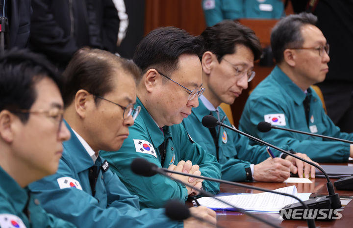 [서울=뉴시스] 김명원 기자 = 조규홍 보건복지부 장관, 이정식 고용노동부 장관 및 참석자들이 지난 5일 오전 서울 종로구 정부서울청사에서 열린 의사집단행동 중앙재난안전대책본부(중대본) 회의에 참석해 한덕수 국무총리의 발언을 듣고 있는 모습. 2024.04.05. kmx1105@newsis.com