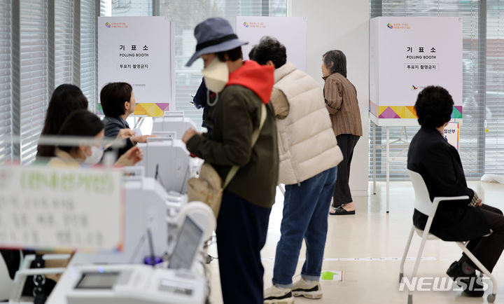 [대구=뉴시스] 이무열 기자 = 제22대 국회의원 선거 사전투표 첫날인 5일 대구 수성구 두산동 행정복지센터에 마련된 사전투표소에서 유권자들이 투표 순서를 기다리고 있다. 2024.04.05. lmy@newsis.com