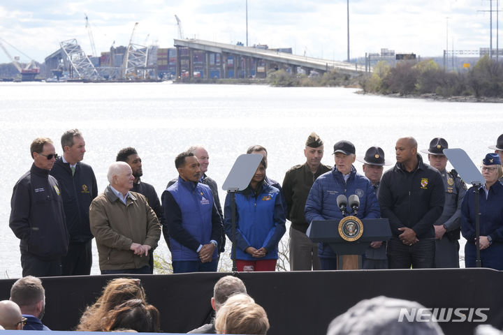 [던독=AP/뉴시스] 조 바이든(가운데 오른쪽) 미국 대통령이 5일(현지시각) 미국 메릴랜드 볼티모어 던독에서 프랜시스 스콧 키 브리지 붕괴 현장을 뒤로 하고 연설하고 있다. 2024.04.06.