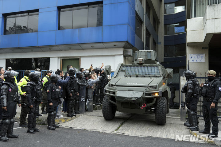 [AP/뉴시스] 에콰도르 군 차량이 6일 전날 밤 수도 키도 주재 멕시코 대사관을 부수고 들어가 체포했던 글라스 전대통령을 과야킬로 이송하고 있다 
