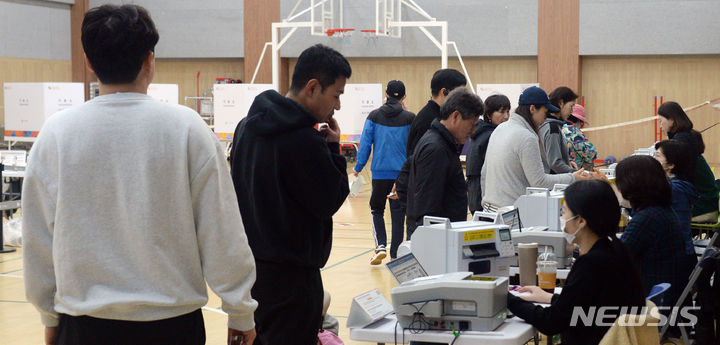 [전주=뉴시스] 김얼 기자 = 제22대 국회의원선거 사전투표 둘째 날인 6일 전북 전주시 덕진구 송천동 에코데시앙 7블럭아파트에 설치된 사전투표소에서 유권자들이 투표를 하기 위해 차례를 기다리고 있다. 2024.04.06. pmkeul@newsis.com