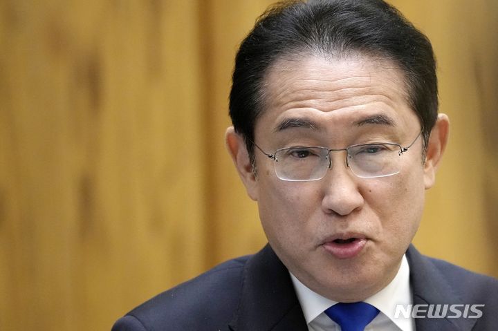 [도쿄=AP/뉴시스] 기시다 후미오 일본 총리가 지난달 5일 도쿄 총리관저에서 외신들과 인터뷰를 하는 모습. 기시다 총리는 21일 무함마드 빈 살만 사우디아라비아 왕세자와 화상 정상회담을 가졌다. 2024.05.21.