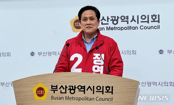 [부산=뉴시스] 원동화 기자 = 부산 수영구에서는 국민의힘 정연욱 후보 캠프에서 무소속 장예찬 후보 캠프의 '공무원 불법 선거개입'을 폭로했다. 8일 부산시의회 브리핑룸에서 기자회견을 연 이승연 정연욱 캠프 대변인 모습. 2024.04.08. dhwon@newsis.com