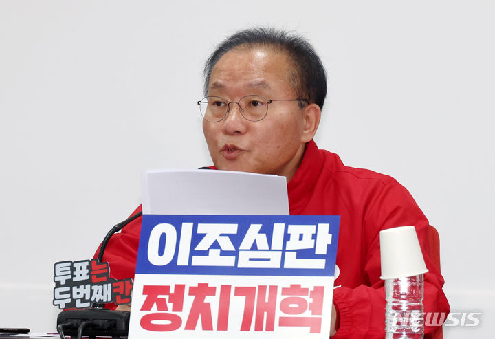 [서울=뉴시스] 이영환 기자 = 윤재옥 국민의힘 원내대표가 8일 오전 서울 여의도 중앙당사에서 열린 중앙선거대책위원회의에서 발언을 하고 있다. 2024.04.08. 20hwan@newsis.com