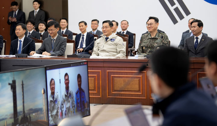 [서울=뉴시스] 신원식 국방부 장관이 8일 오전 서울 용산구 국방부 대회의실에서 관계자들과 함께 우리 군 군사정찰위성 2호기 발사 현장 중계 장면을 보고 있다. (사진=국방부 제공) 2024.04.08. photo@newsis.com *재판매 및 DB 금지