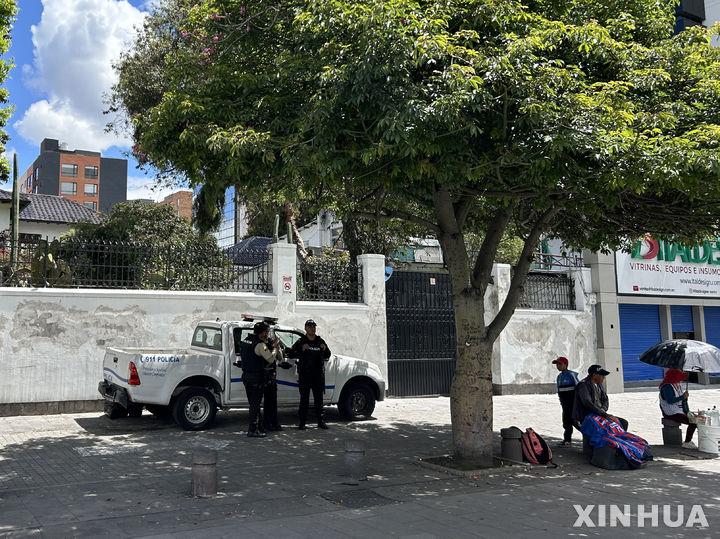 [키토=신화/뉴시스]4월 7일 에콰도르 키토에 있는 멕시코 대사관 밖에서 에콰도르 경찰이 경비를 하고 있다. 5일 에콰도르 경찰 특공대가 멕시코 대사관에 무력 진입해 정치적 망명을 요청하며 대사관에 피신해 있던 호르헤 글라스 전 부통령을 체포하자 멕시코 정부는 즉각 에콰도르와 국교를 단절했고 베네수엘라도 이어서 외교공관을 철수시켰다. 2024.04.17.