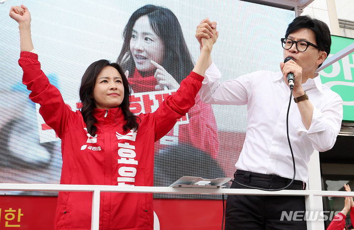 [오산=뉴시스] 추상철 기자 = 한동훈 국민의힘 비상대책위원장이 8일 오후 경기 오산시 오산오색시장 앞에서 열린 ‘국민의힘으로 오산 살리기’ 지원유세에서 김효은 오산시 후보의 지지를 호소하고 있다. 2024.04.08. scchoo@newsis.com